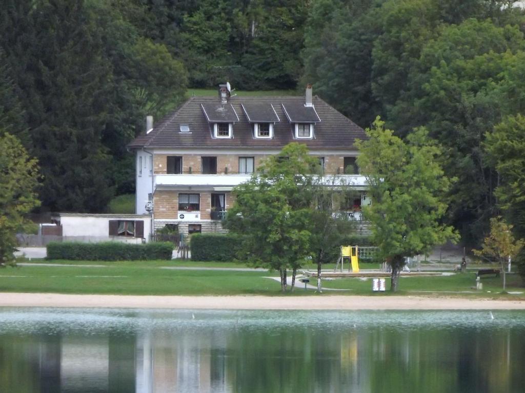 Hotel Restaurant La Chaumiere Du Lac Clairvaux-les-Lacs Exteriör bild