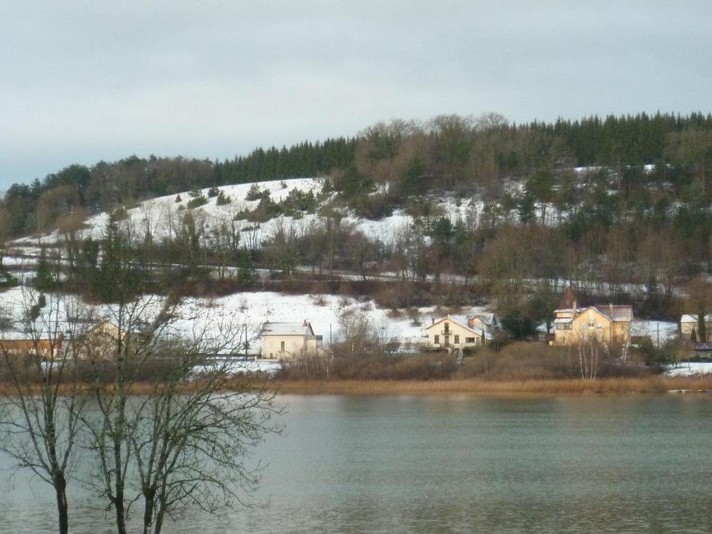 Hotel Restaurant La Chaumiere Du Lac Clairvaux-les-Lacs Exteriör bild